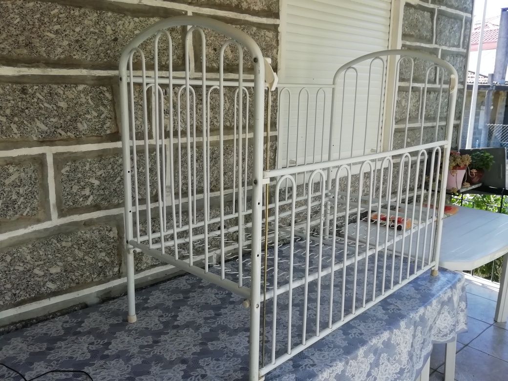 Vende-se cama de bebé e colchão