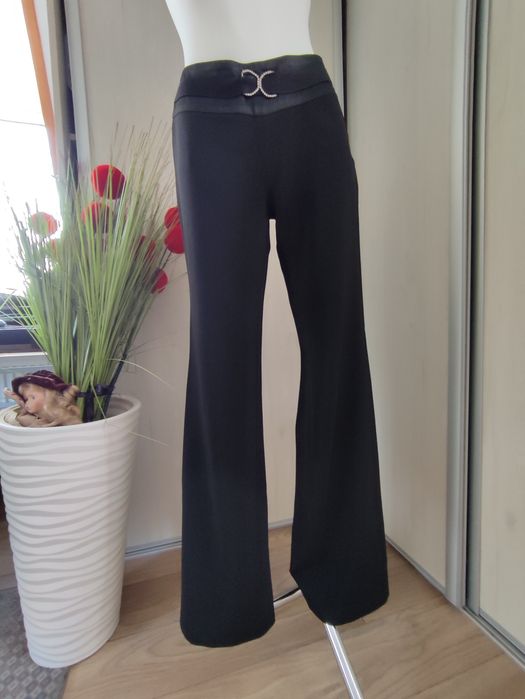 Spodnie damskie , czarny dzwony, cyrkonie i atłasowy pas marki Trapez