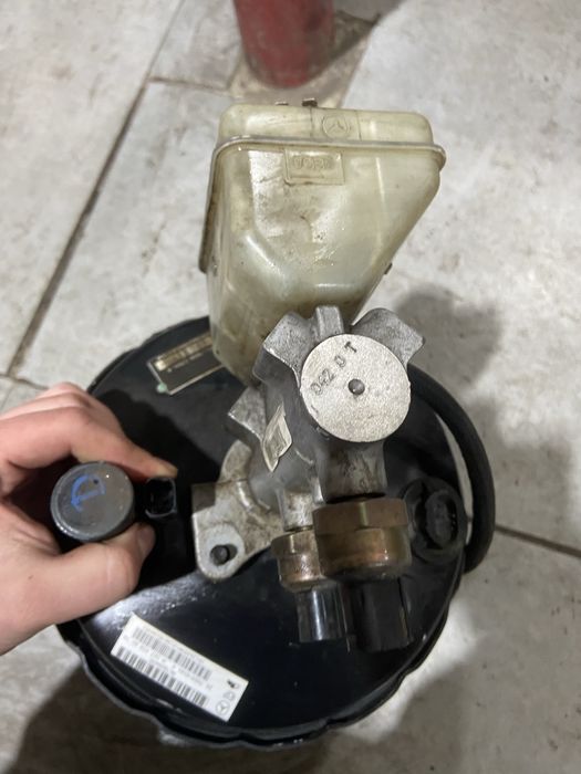 Вакуумник тормозов  разом з циліндром Мерседес МЛ 163