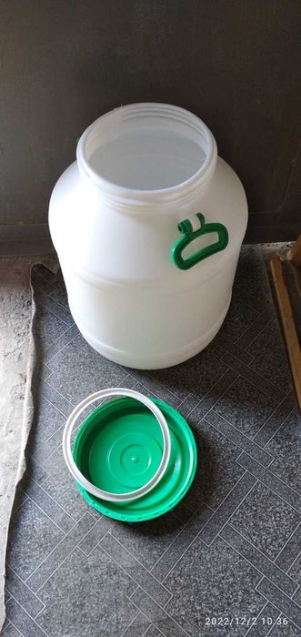 Пластмассовая бочка с крышкой и уплотнительным кольцом,  50 л.