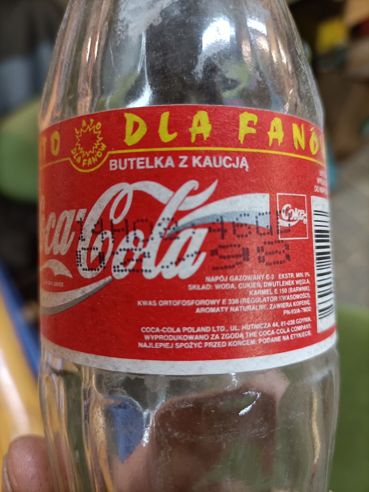 Skrzynka z butelkami coca cola z 98 roku