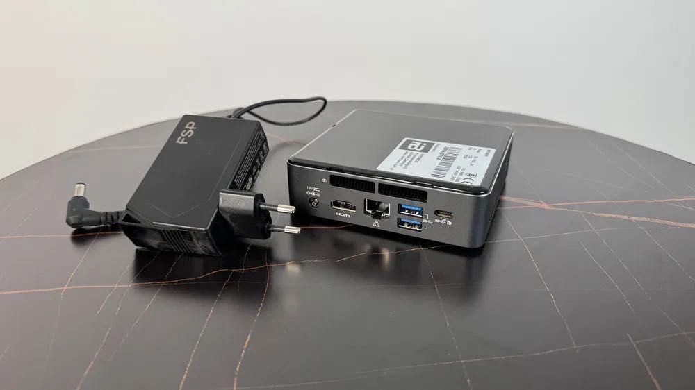 Komputer PC do biura Intel NUC, 4GB RAM, 256 NVMe, i3-7100U - F.VAT.