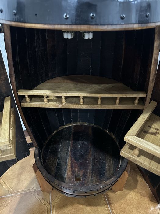 Barril em madeira com detalhes em ferro