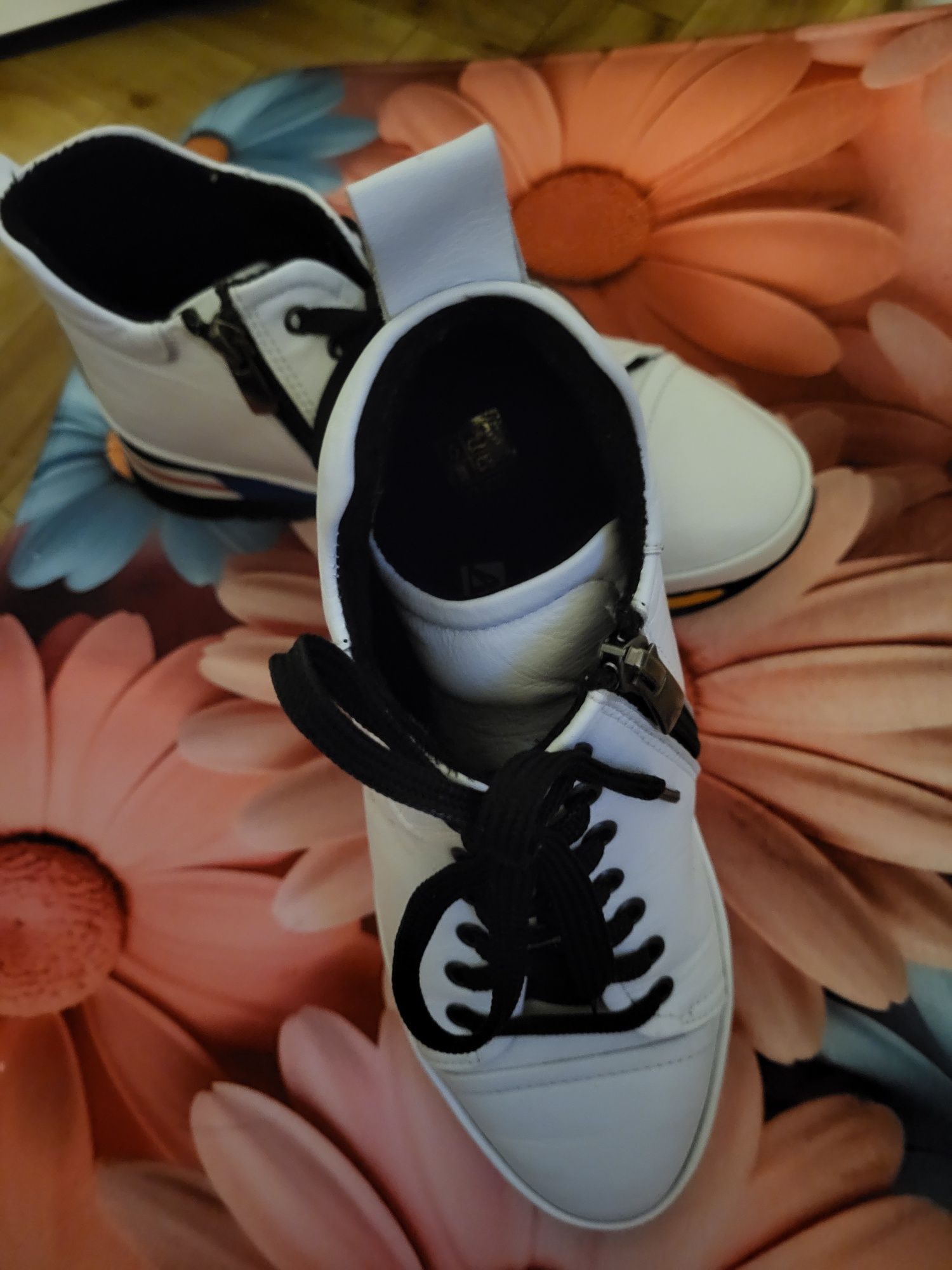 Buty damskie biale- botki ..
