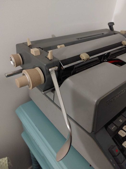 Máquina de escrever antiga Torpedo Dynacord