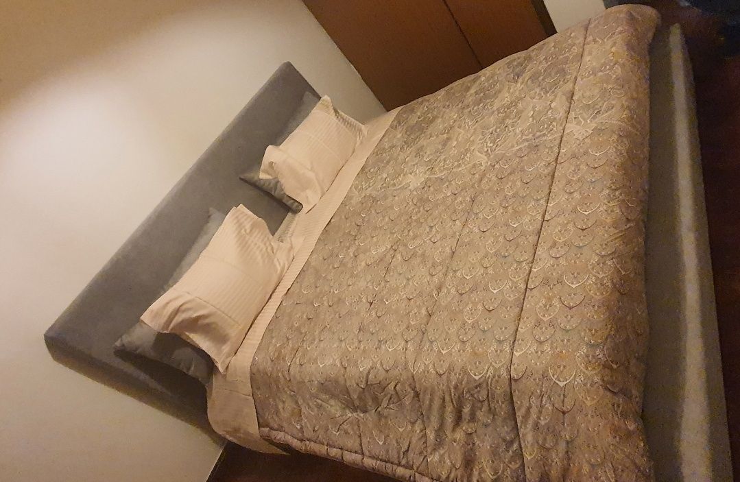 Cama King Size estofadada em tecido lavável cinza claro