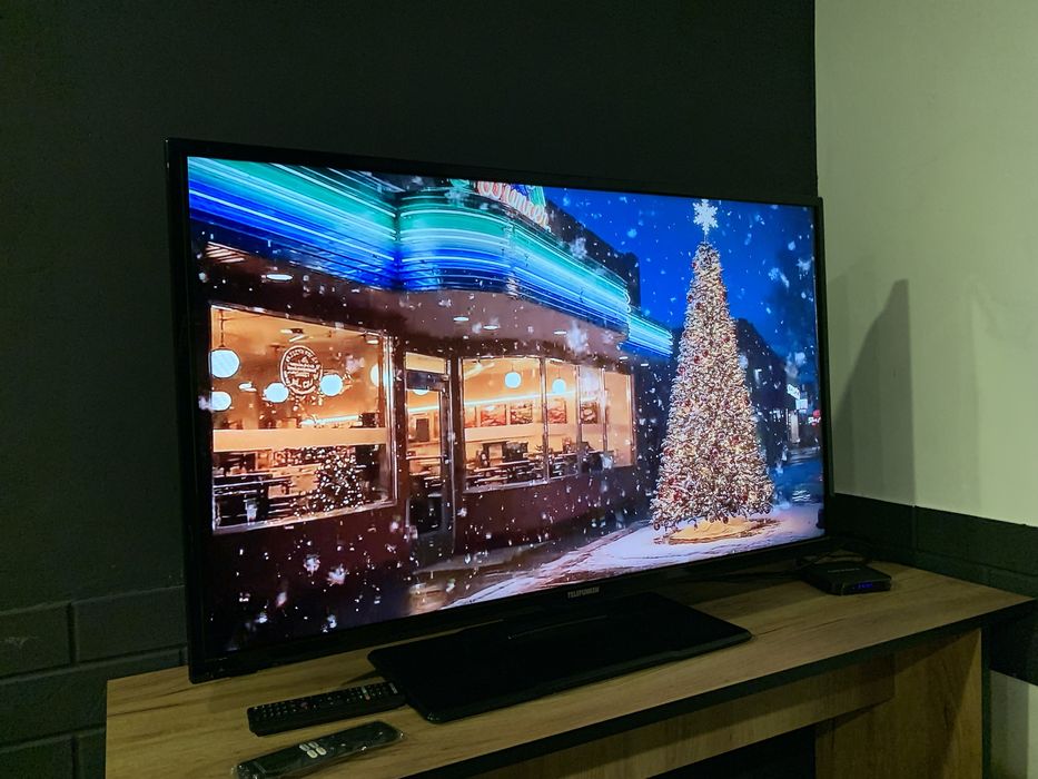 Телевізор Telefunken 40 під приставку або тюнер