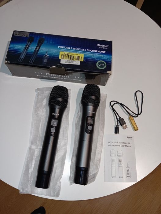 Dwa mikrofony bezprzewodowe bietrun