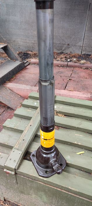 Продам домкрат 1,8 тонни.