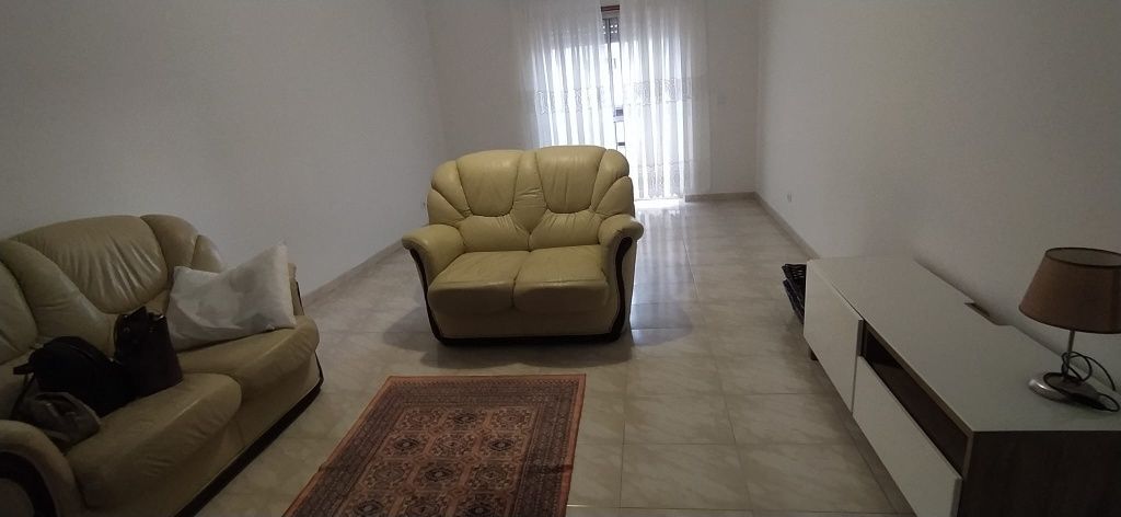 Sofas em pele creme.