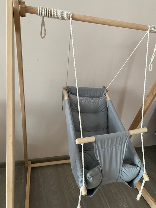 Дитяча гойдалка з деревʼяною стійкою