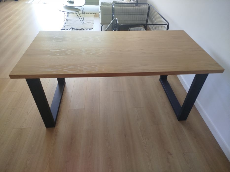 Stół drewniany z metalowymi nogami