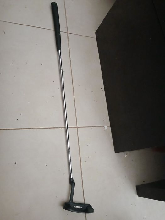taco de golfe putter da marca Inesis.