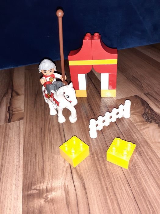 Lego duplo przyczepa dla konia 10807 i turniej/rycerz na koniu 10568