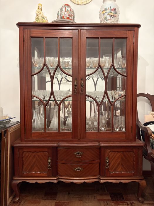 Cristaleira de sala em madeira antiga