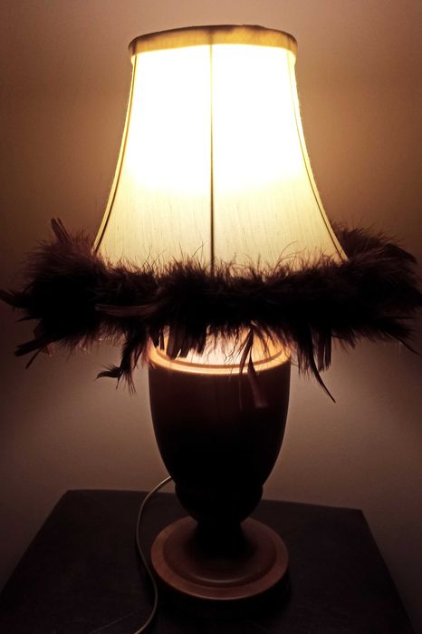 Lampa abażur z piórami, podstawa drewno