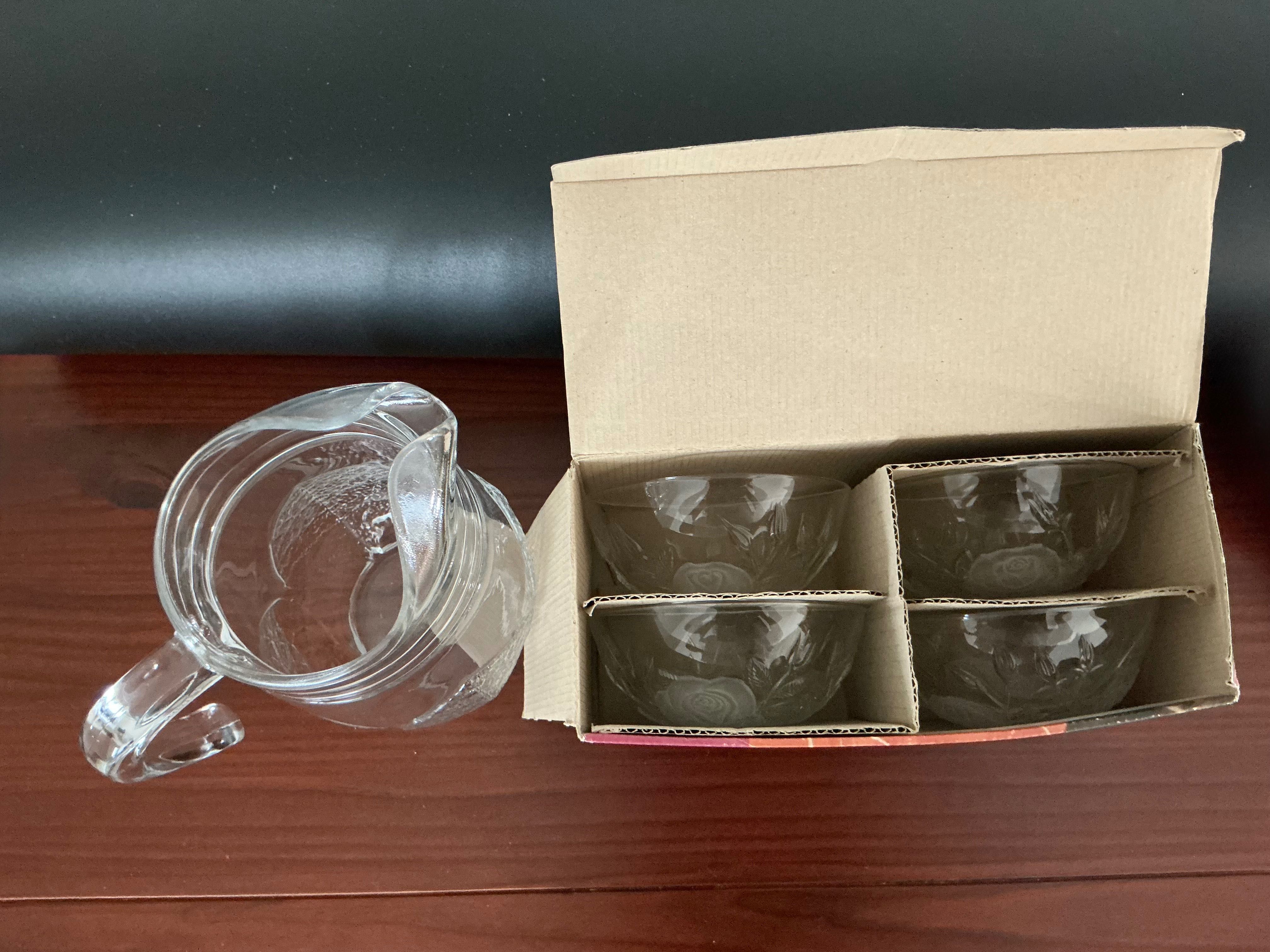 Kit com Linda Jarra francesa + 04 taças de sobremesa em relevo