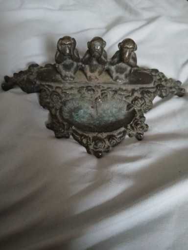 Przepieknia stara popielniczka z brazu 3 małpki