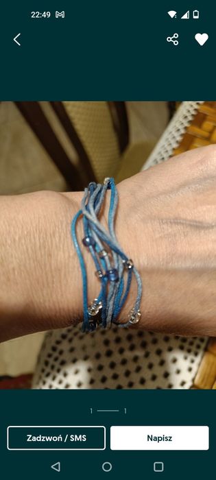 Bransoletka z niebieskich sznurków i koralików.