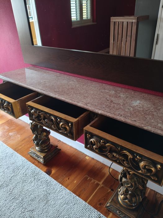 Consola antiga em madeira trabalhada