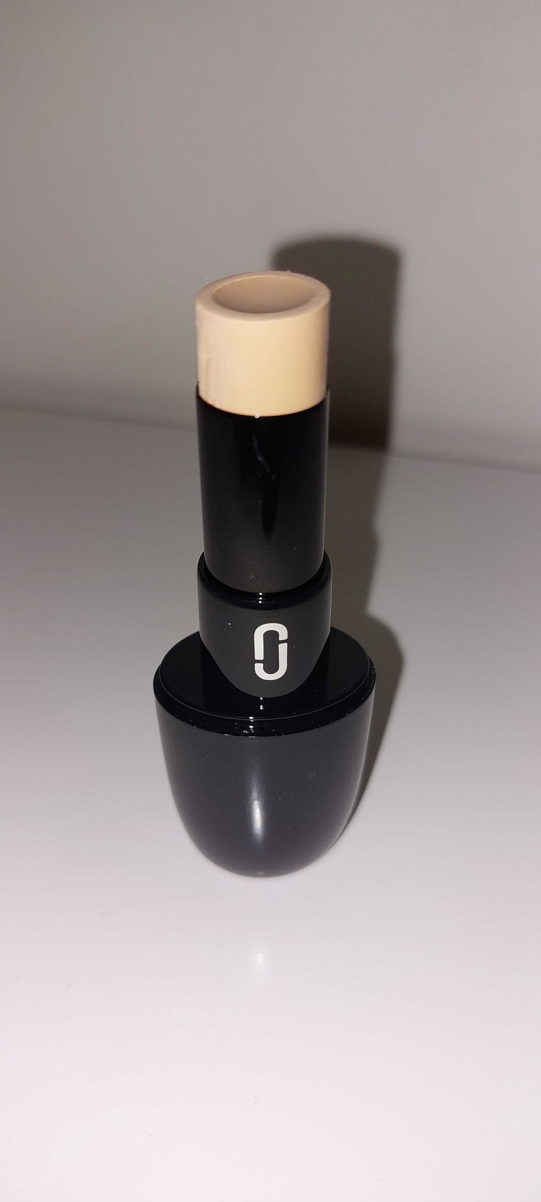 MARC JACOBS Accomplice Concealer Korektor w sztyfcie