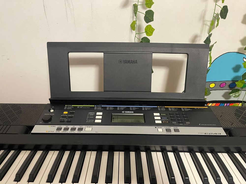 Piano Yamaha E243