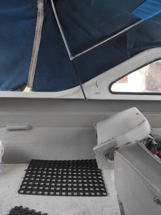 Motorówka z silnikiem i nową przyczepa