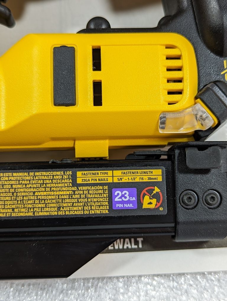 DeWALT DCN623 20V Акумуляторний цвяхозабивний нейлер 23 Ga