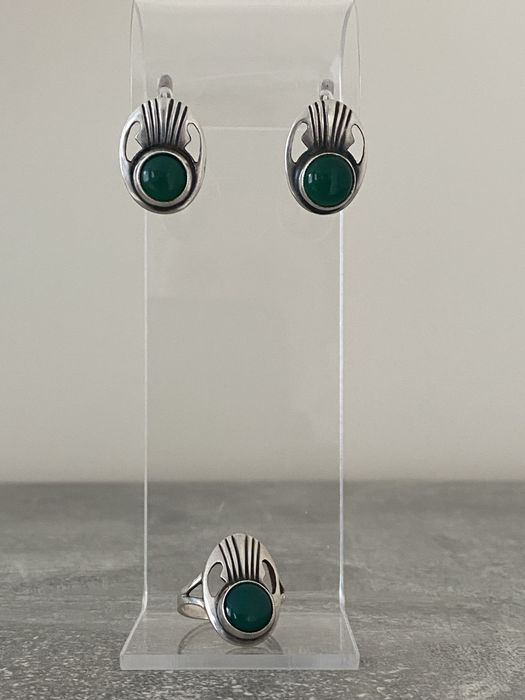 Серебряный комплект с зелёным агатом