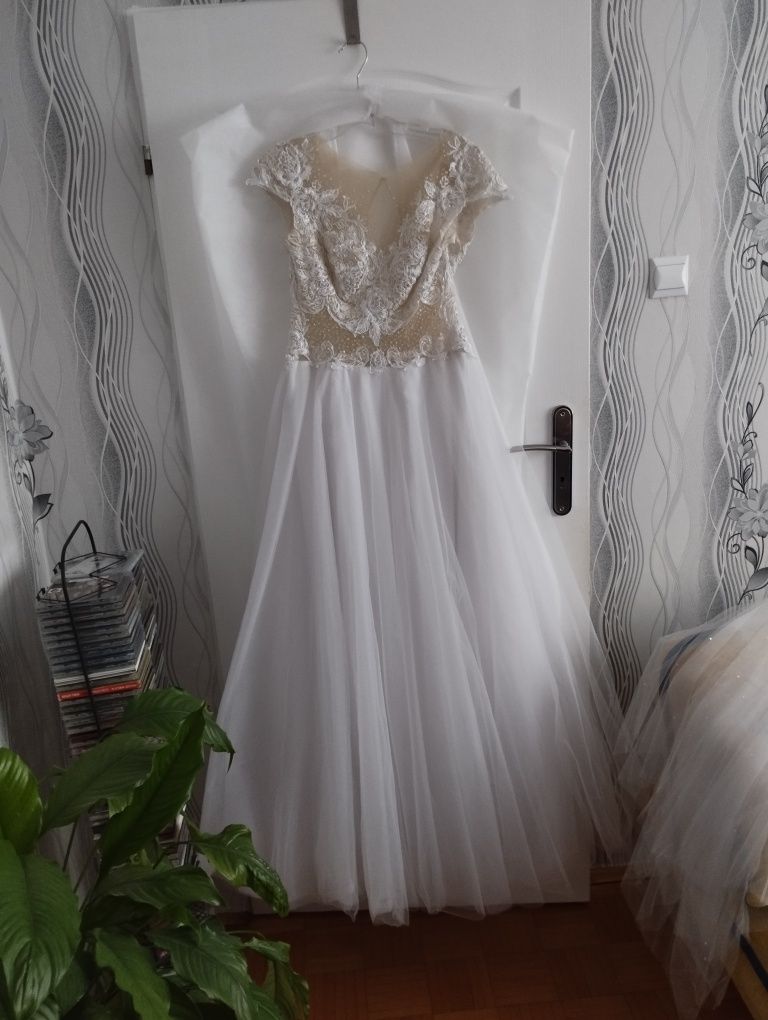 Biała suknia ślubna + welon