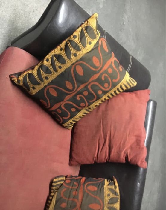 Vendo Sofá Chaise longue grande com 6 almofadas em pele