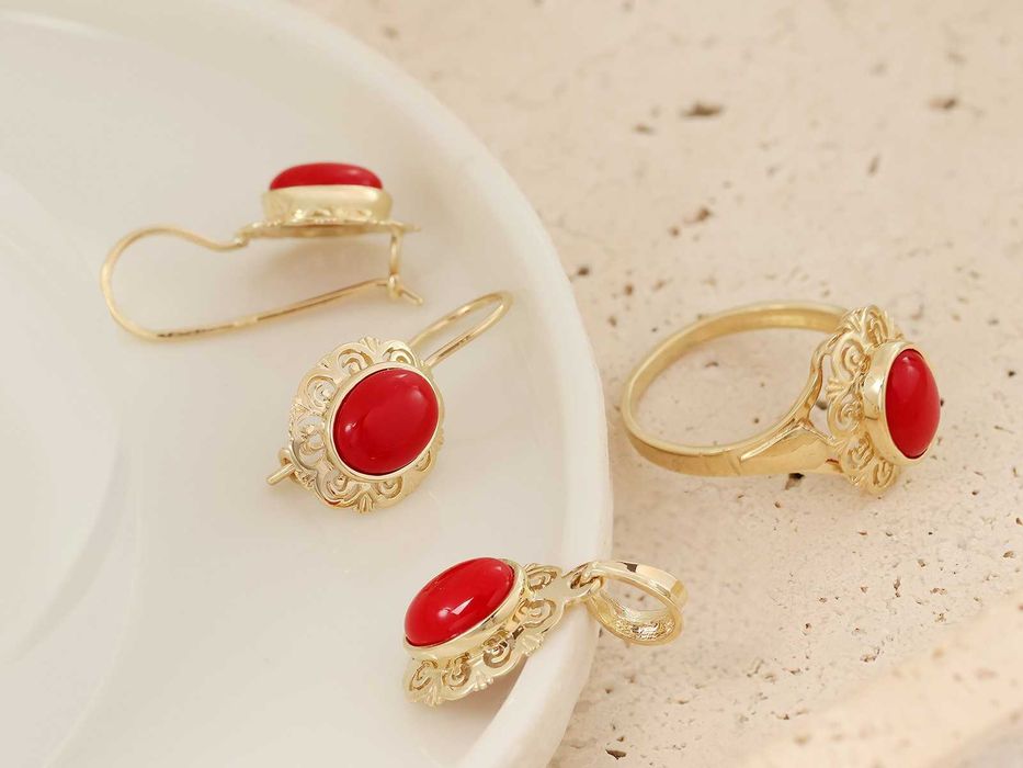 Pierścionek złoty z owalnym koralem w ażurowej oprawie PR 585