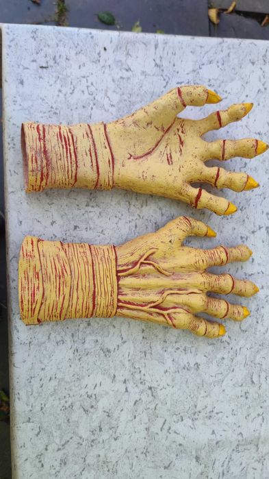 Продам перчатки- лапы монстра.