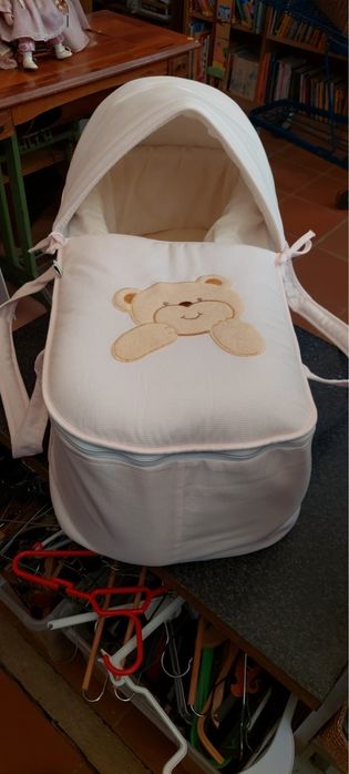 Alcofa de tecido claro