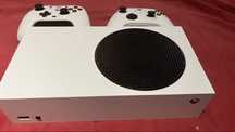 Xbox Series S com 2 comandos