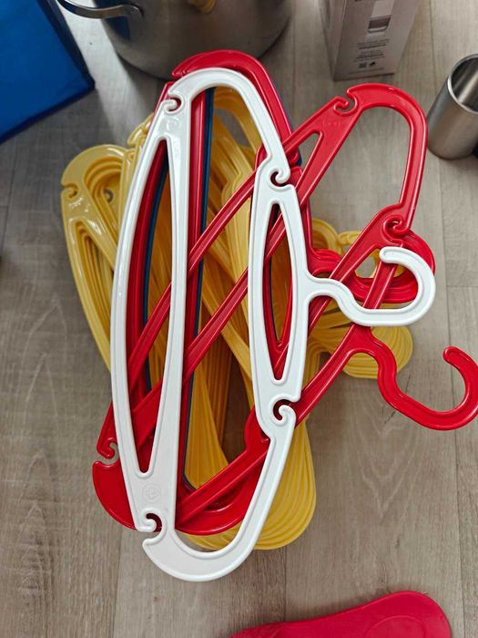 продам вішалки для одягу різні