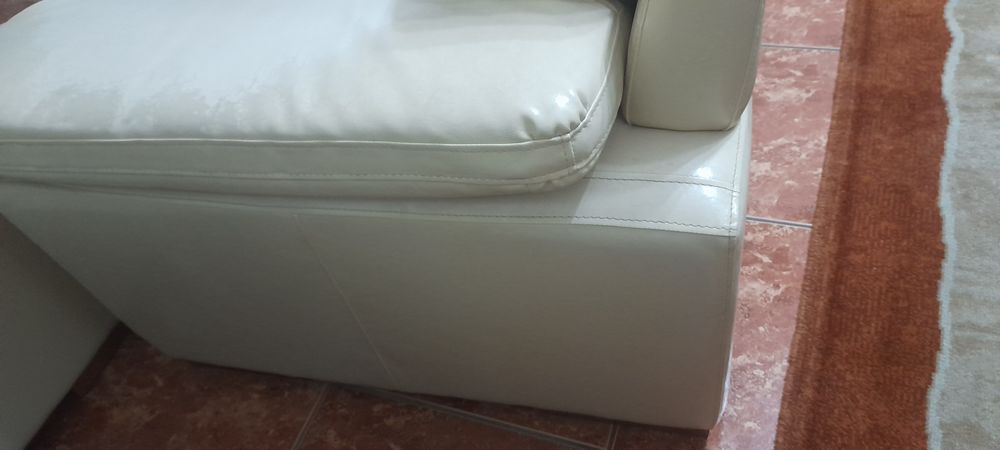 Dois  Sofás cor creme imitação pele