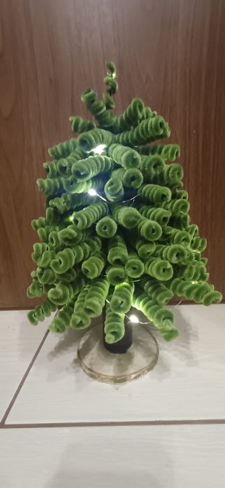 Choinka z drucików kreatywnych, zakręcona