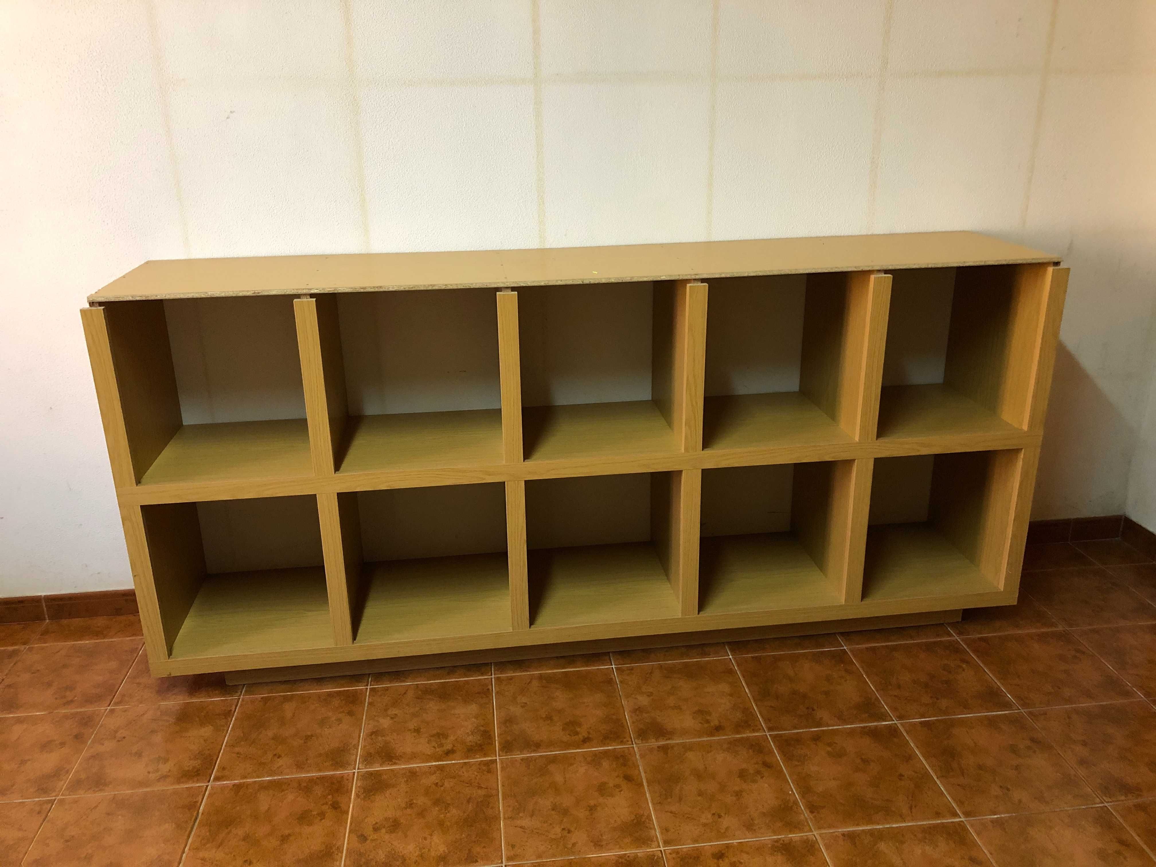 Estantes com módulos divididos em 10 cubos