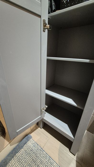 Drewniana szafka łazienkowa z lustrem słupek