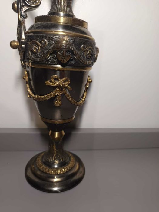 Jarra Decorativa em Estanho Ornamentado – Peça de Charme Clássico