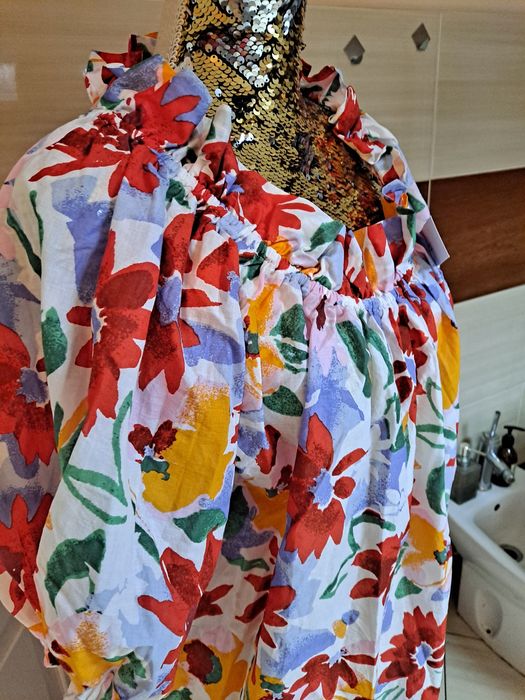 Śliczna sukienka damska duża.