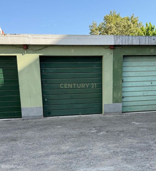 Garagem fechada com portão manual com 16m2 com água e luz. Com luz nat