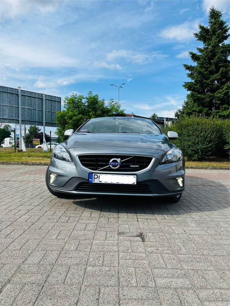 Volvo V40 D2 R-Design • 2016 •