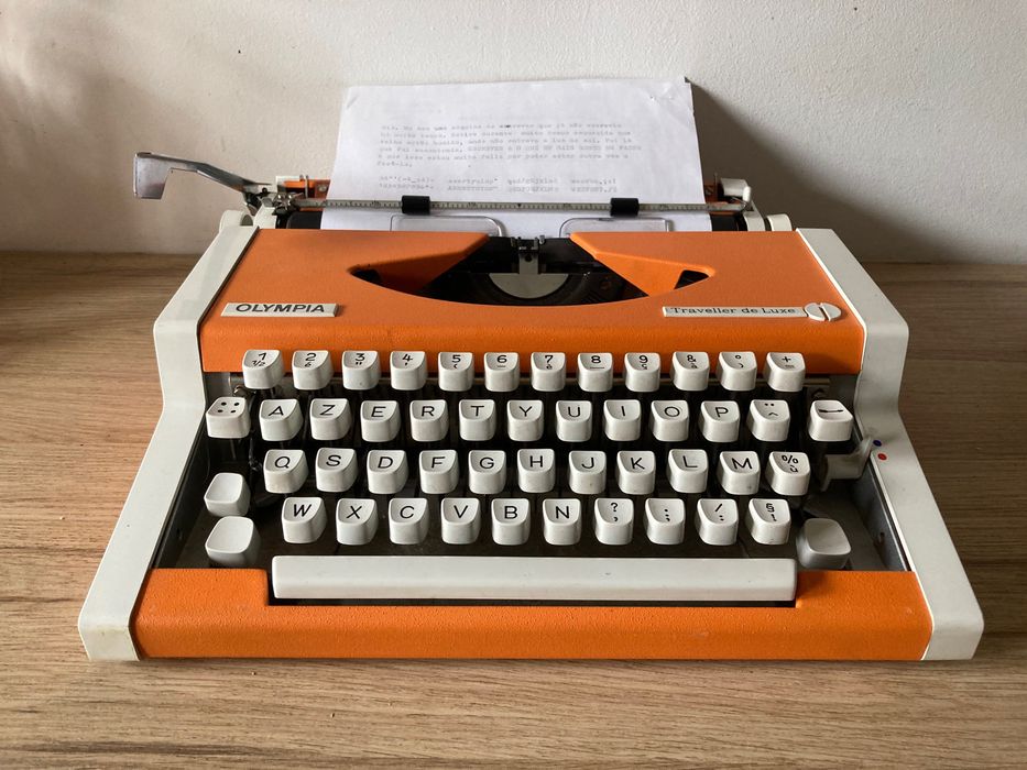 Máquina de escrever ***  Olympia