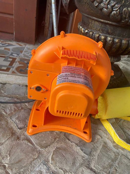 Castelo insuflável com trampolim e escorrega + insuflador elétrico