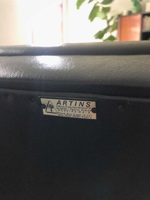 2 cadeirões pretos, modernistas em capitoné