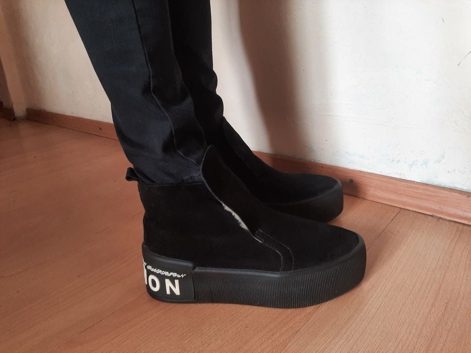 Жіночі кросівки хайтопи зимові на великій підошві.Чорний замш.