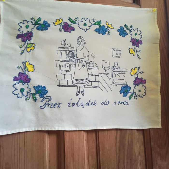 Makatka ścienna ręcznie haftowana nowa.Przez żołądek do serca.