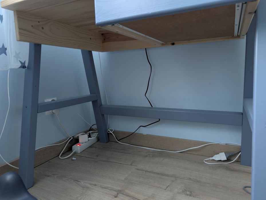 Drewniane biurko rosnące z dzieckiem, z regulacją blatu